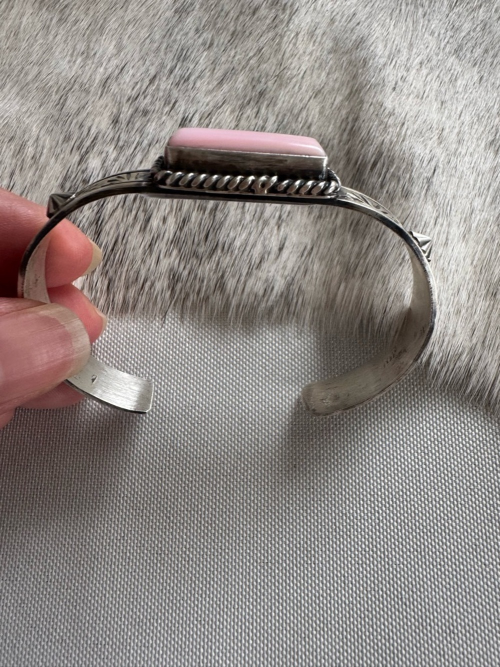 Native American Pink Conch Bar Cuff - Picture 2 of 6